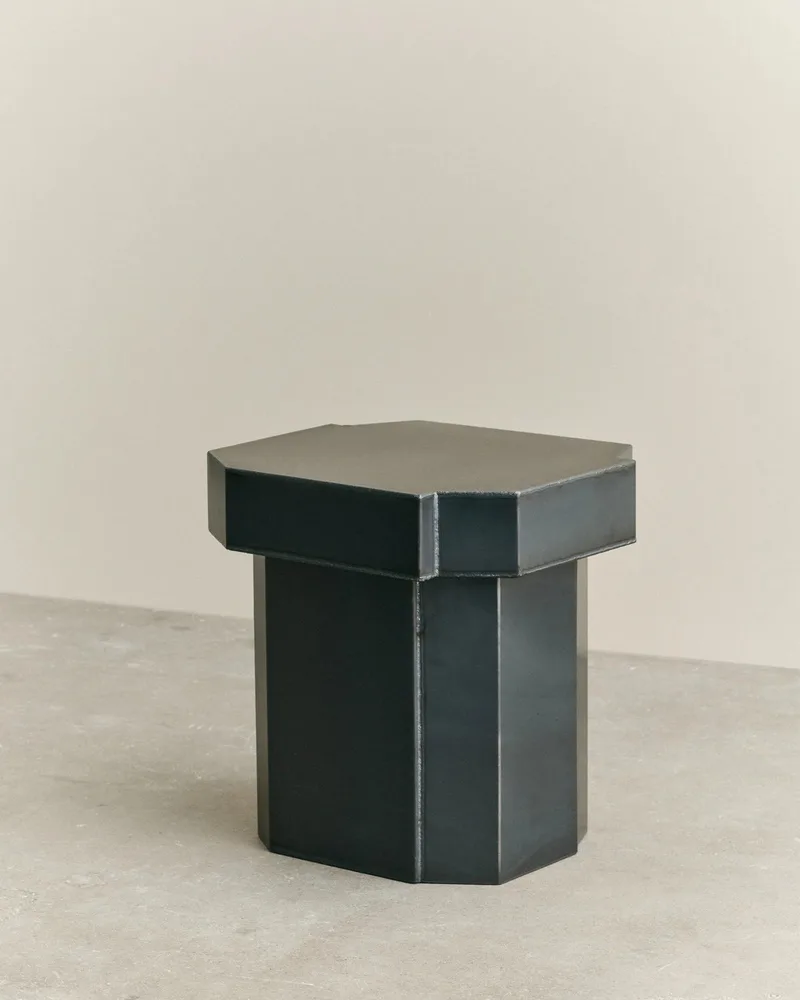 FUNKI STOOL 02 de LOUISE ROE en Raw Iron – photo du produit