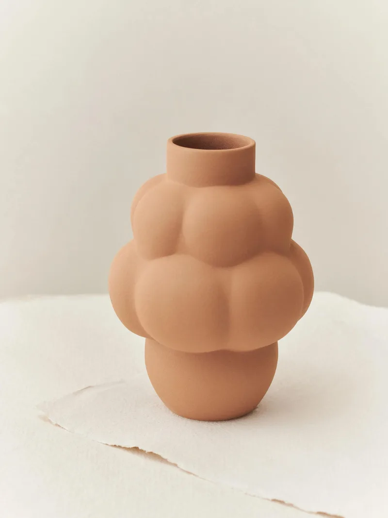 BALLOON VASE 04 PETIT CERAMIC SANDED OCKER van LOUISE ROE in Sanded Ocker – productfoto