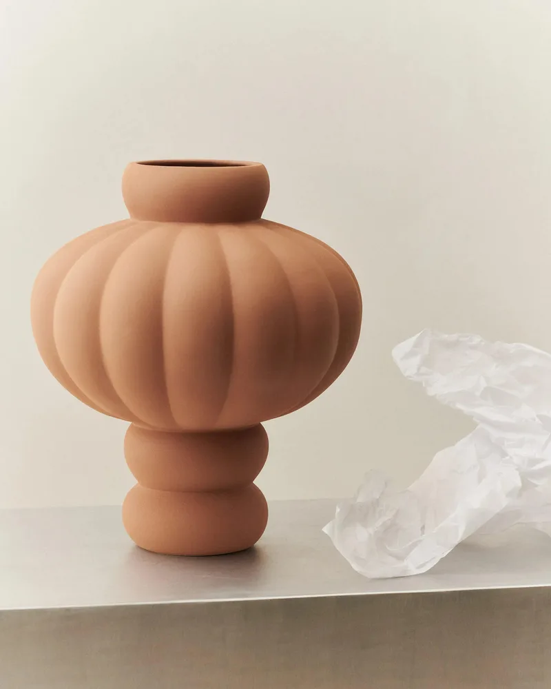 BALLOON VASE 03 SANDED OCKER van LOUISE ROE – sfeerfoto