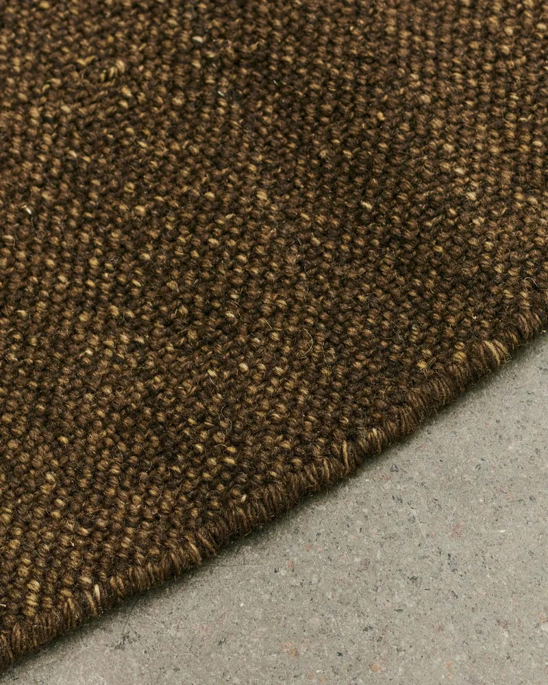 FOUND RUG 06 de LOUISE ROE en Moss Green – photo d’ambiance