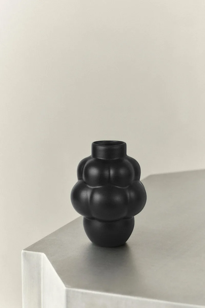 BALLOON VASE 04 PETIT CERAMIC INK BLACK de LOUISE ROE – photo d’ambiance