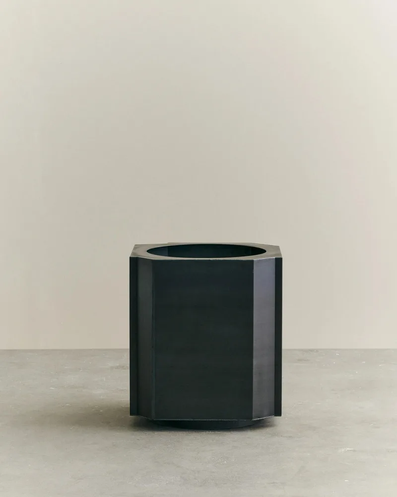 FUNKI POT MEDIUM von LOUISE ROE in Raw Iron – Ambientefoto