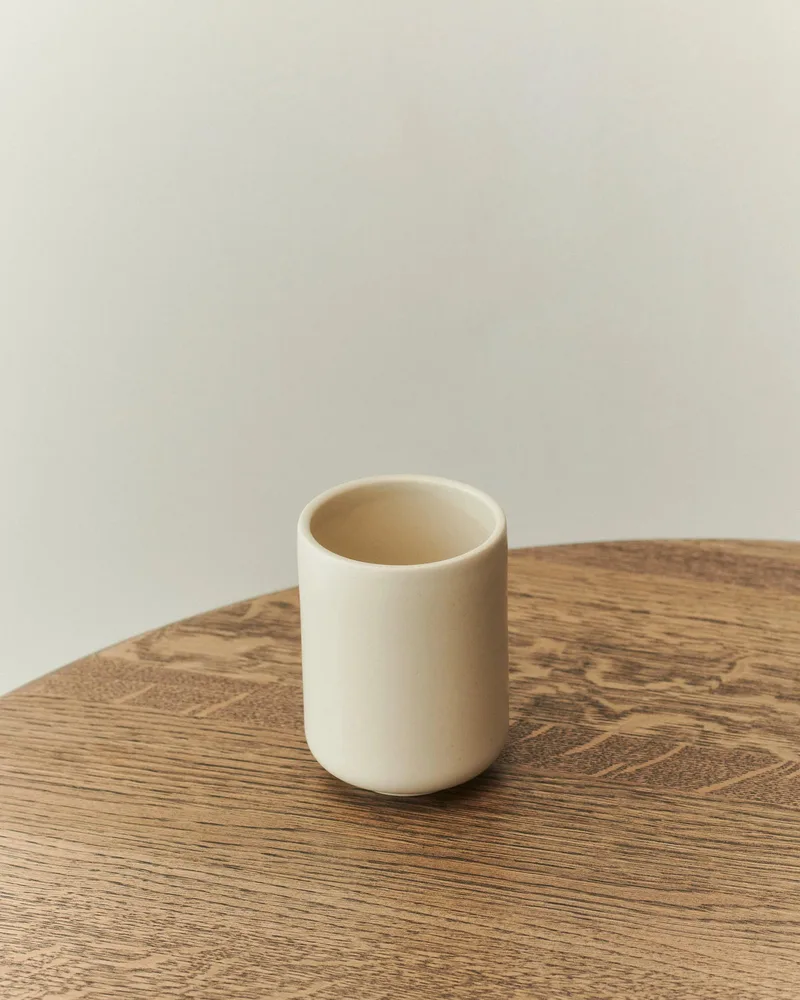 PISU 01 CUP van LOUISE ROE in Vanilla White, BUNDLE (4 CUPS) – sfeerfoto
