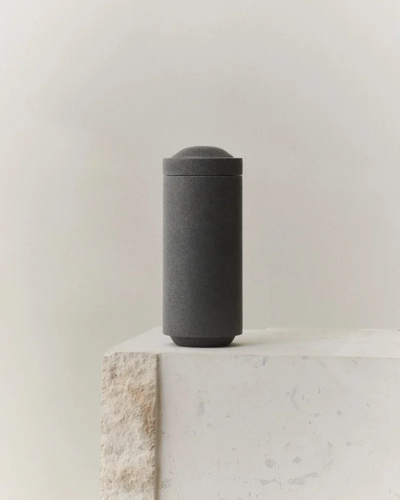 GALLERY OBJECT JAR 02 von LOUISE ROE in Black Basalt – Produktfoto 2 von 2