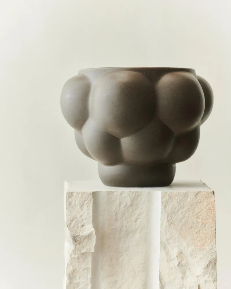 BALLOON BOWL 06 CERAMIC de LOUISE ROE en Mud Brown – photo du produit