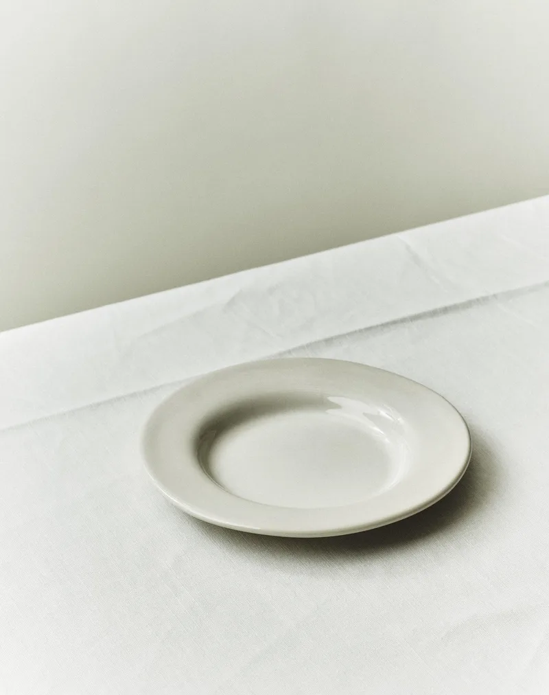 S.R. DESSERT PLATE van LOUISE ROE in 1 PLATE – productfoto