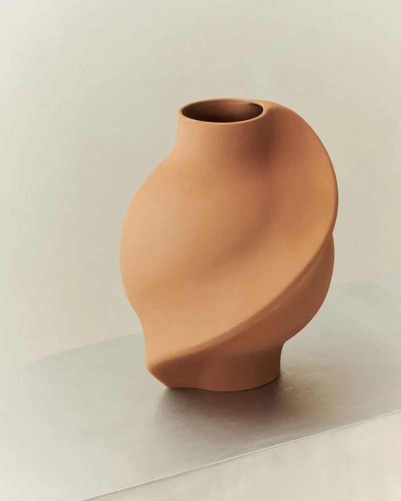 PIROUT VASE 02 SANDED OCKER van LOUISE ROE – productfoto