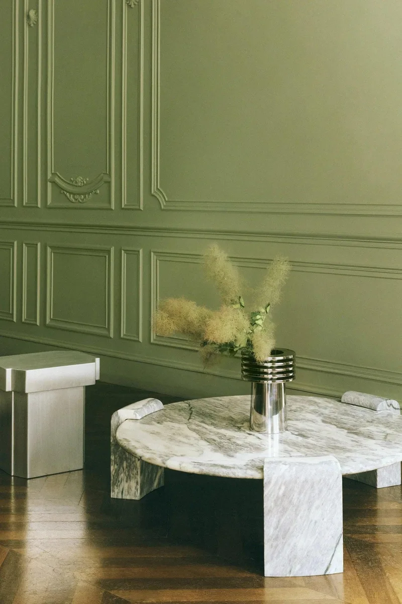 STONE COLUMN LOUNGE TABLE - ESTREMOZ MARBLE de LOUISE ROE en Estremoz Marble – photo d’ambiance
