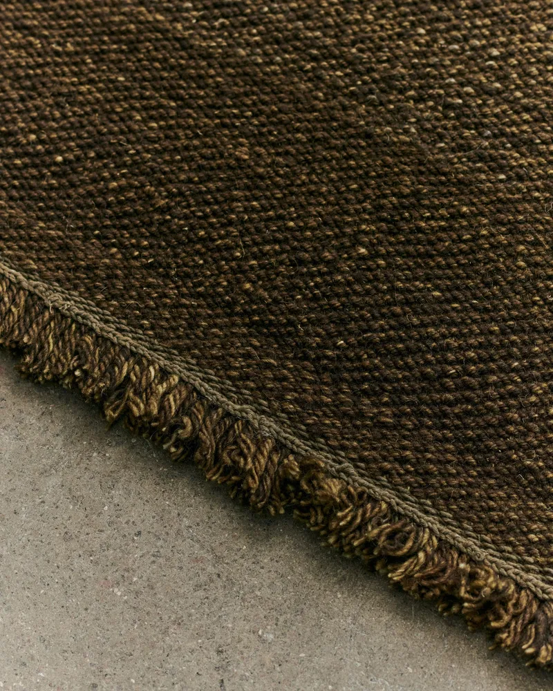 FOUND RUG 02 van LOUISE ROE in Moss Green – sfeerfoto