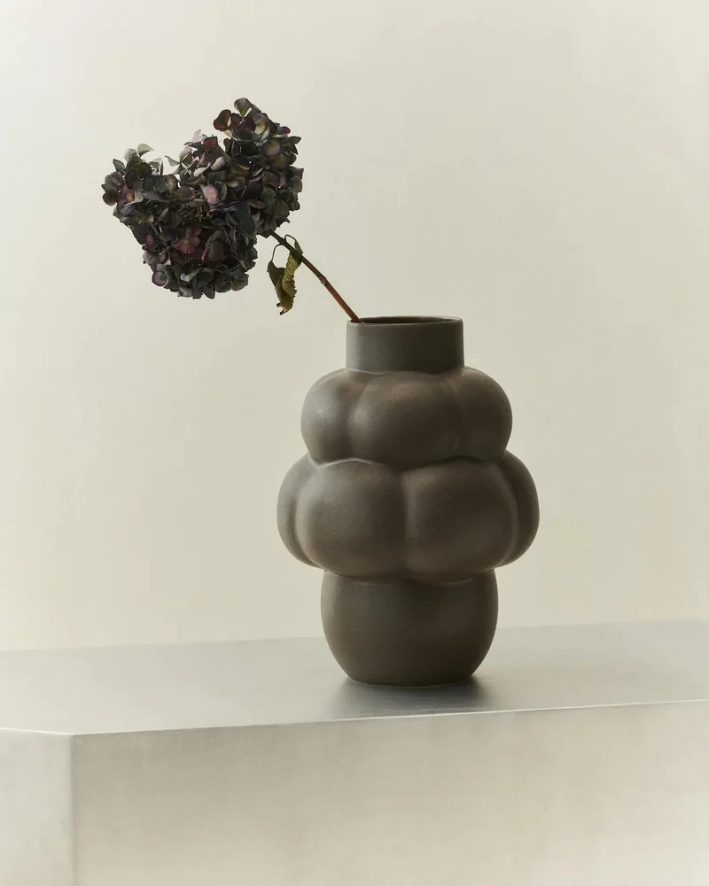 BALLOON VASE 04 CERAMIC de LOUISE ROE en Mud Brown – photo d’ambiance