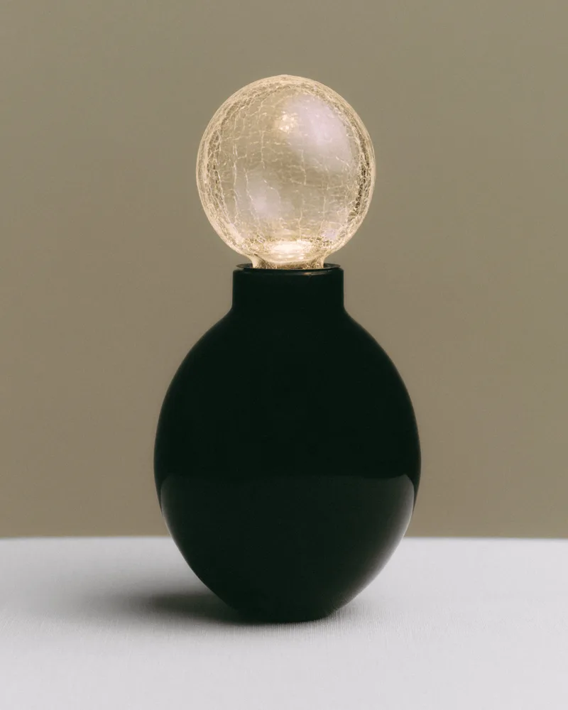 PERSON LAMP PORTABLE de LOUISE ROE en Cracked Glass – photo d’ambiance