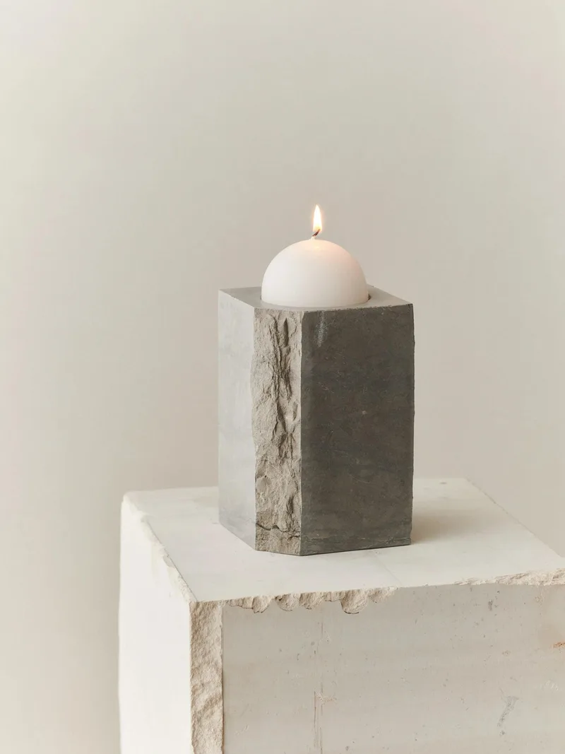 GALLERY OBJECT CANDLE HOLDER TALL van LOUISE ROE in Grey Cadoico Marble – sfeerfoto