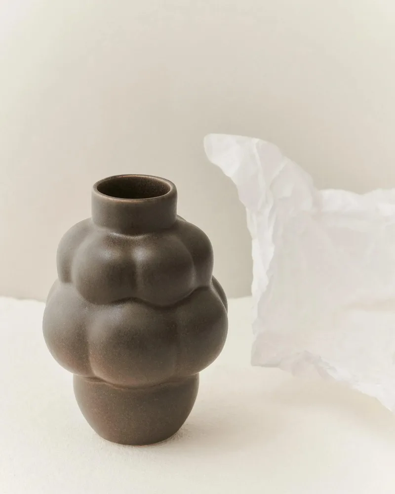 BALLOON VASE 04 PETIT CERAMIC de LOUISE ROE en Mud Brown – photo du produit