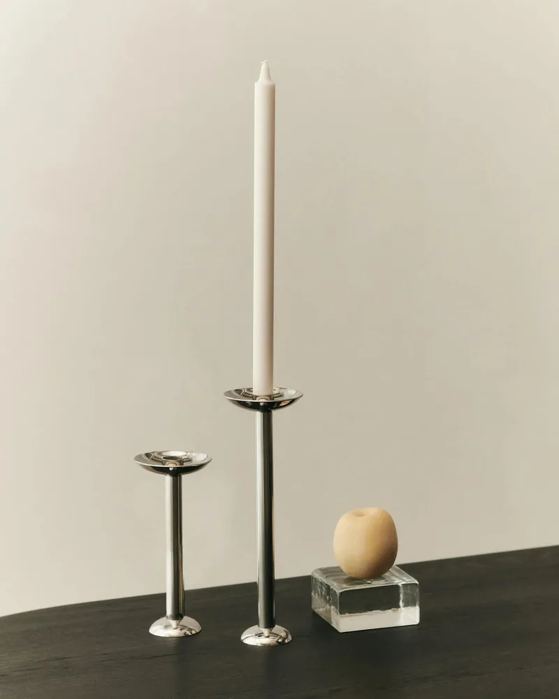 METAL CHAMPAGNE CANDLE HOLDER, LOW de LOUISE ROE – photo d’ambiance