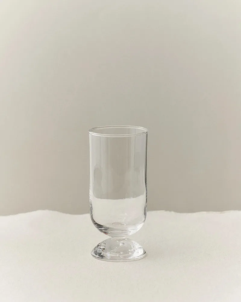 BUBBLE GLASS WATER TALL, PLAIN TOP von LOUISE ROE – Ambientefoto