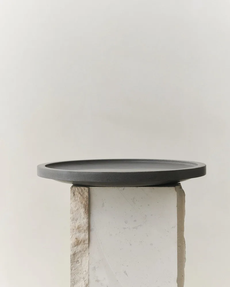 GALLERY OBJECT TRAY 10 van LOUISE ROE in Black Basalt – productfoto