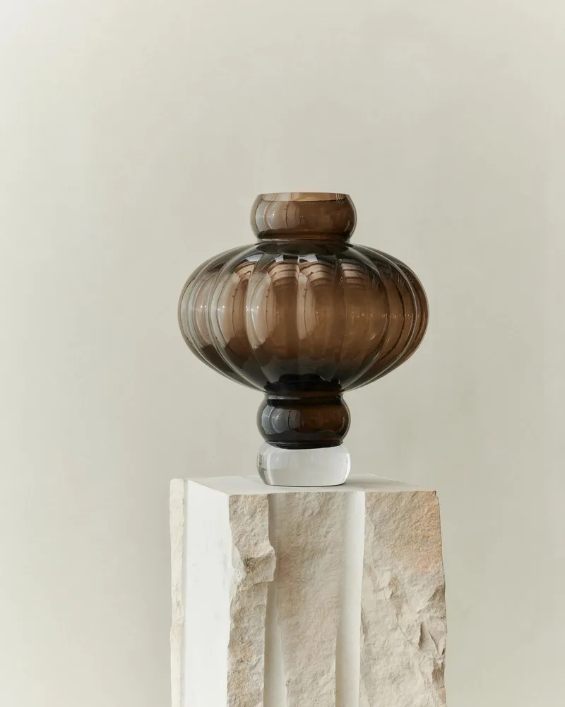 BALLOON VASE 03 GLASS by LOUISE ROE in Smoke – product photo