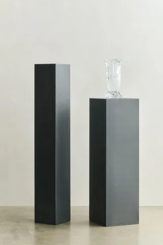 PEDESTAL 02 TALL NARROW van LOUISE ROE – sfeerfoto 1 van 2