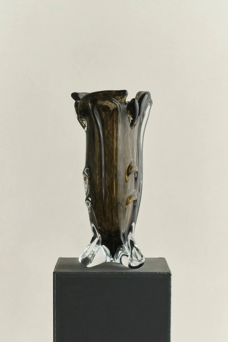 S.R. VINTAGE DRAPE GLASS VASE van LOUISE ROE in Olive Green – productfoto