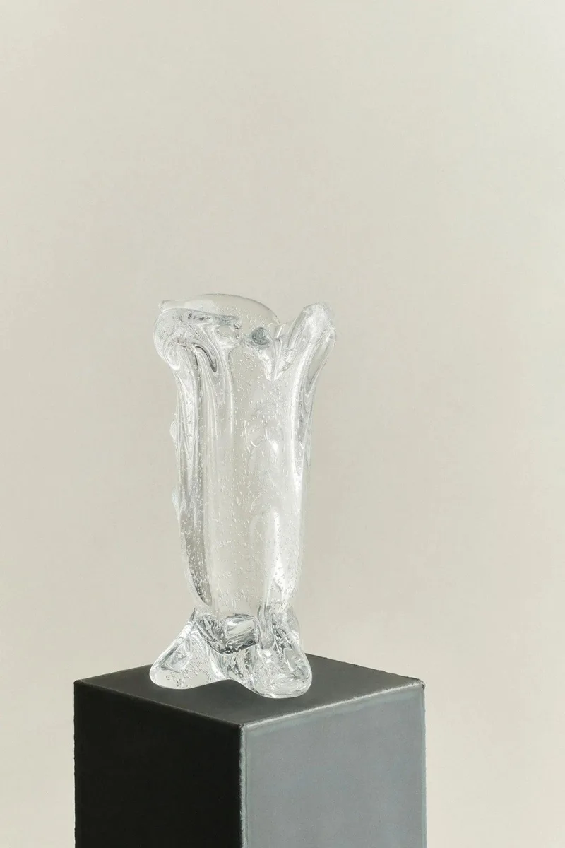 S.R. VINTAGE DRAPE GLASS VASE van LOUISE ROE in Clear W. Bubbles – productfoto