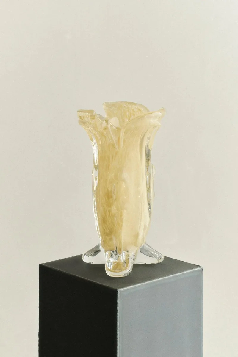 S.R. VINTAGE DRAPE GLASS VASE van LOUISE ROE in Butter Yellow – productfoto