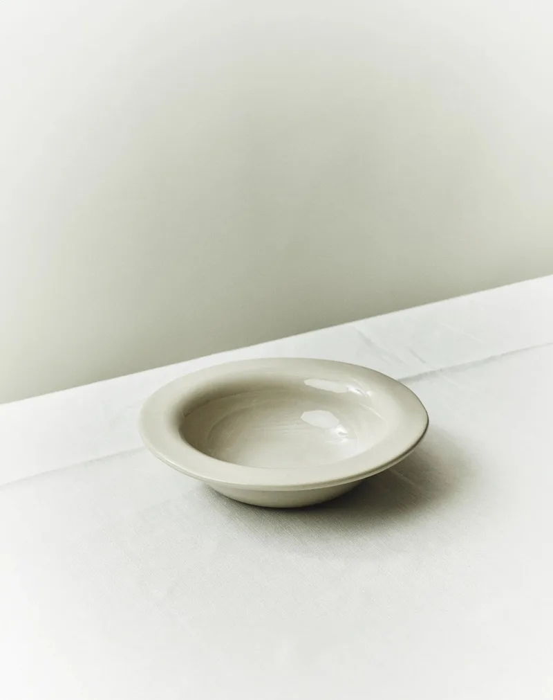 S.R. SMALL SHALLOW BOWL von LOUISE ROE in 1 BOWL – Produktfoto