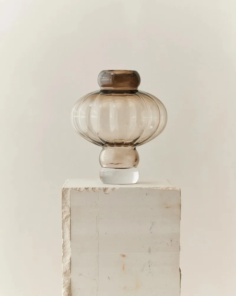 BALLOON VASE 02 GLASS van LOUISE ROE in Smoke – productfoto