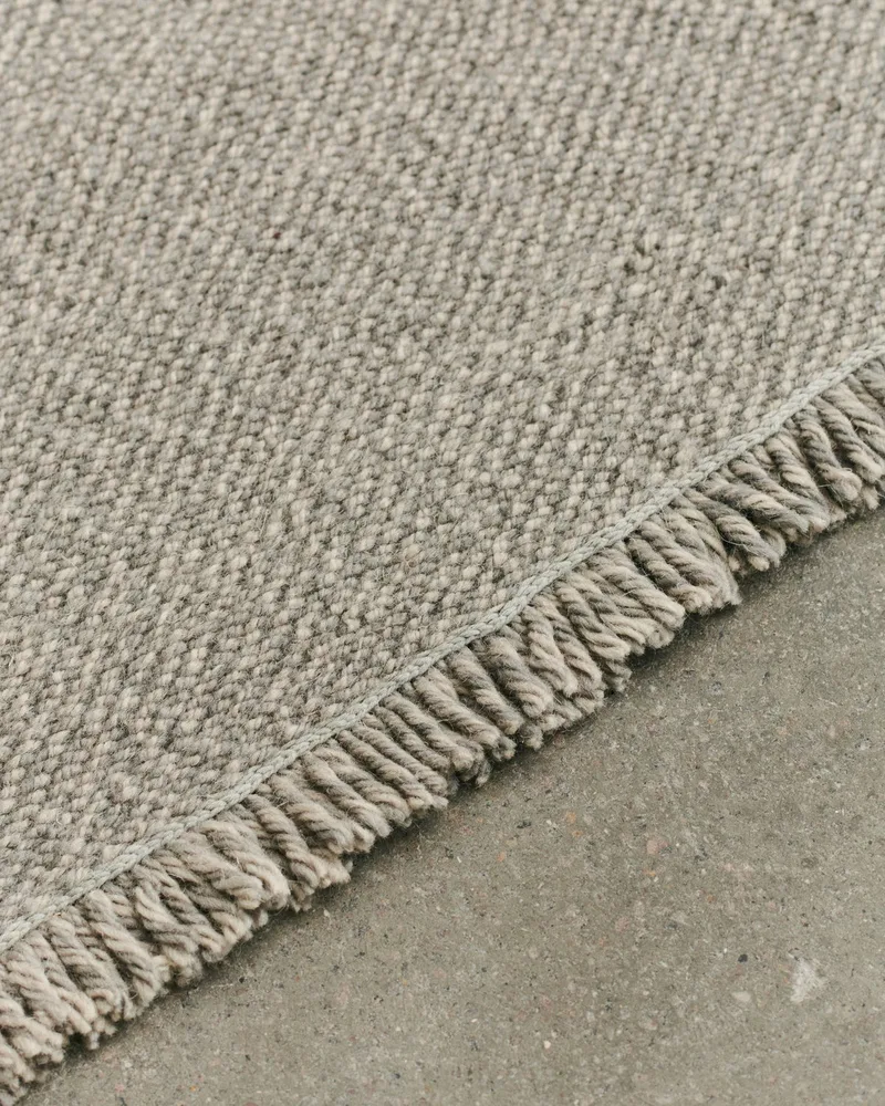 FOUND RUG 01 van LOUISE ROE in Stone Grey – sfeerfoto