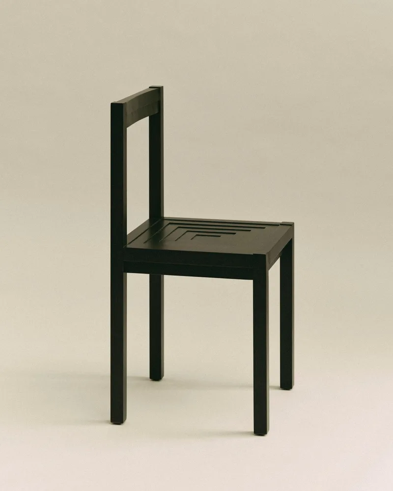 FRANKIE CHAIR von LOUISE ROE in Beech Wood Dark Brown – Ambientefoto