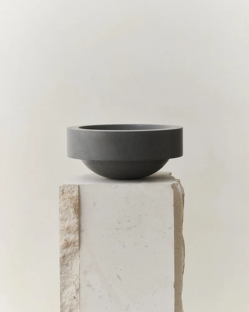 GALLERY OBJECT BOWL 09 von LOUISE ROE in Black Basalt – Produktfoto