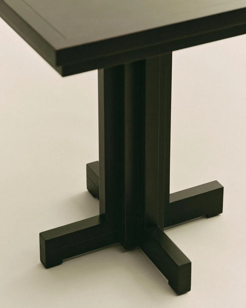 FRANKIE TABLE von LOUISE ROE in Beech Wood Dark Brown – Ambientefoto