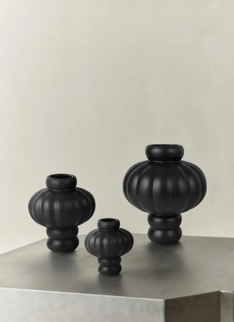 BALLOON VASE 08 CERAMIC INK BLACK by LOUISE ROE – interior photo