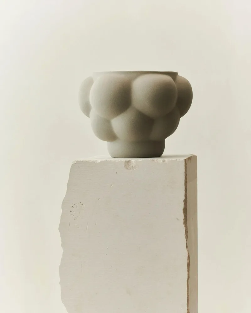 BALLOON BOWL 05 CERAMIC SANDED GREY van LOUISE ROE – productfoto
