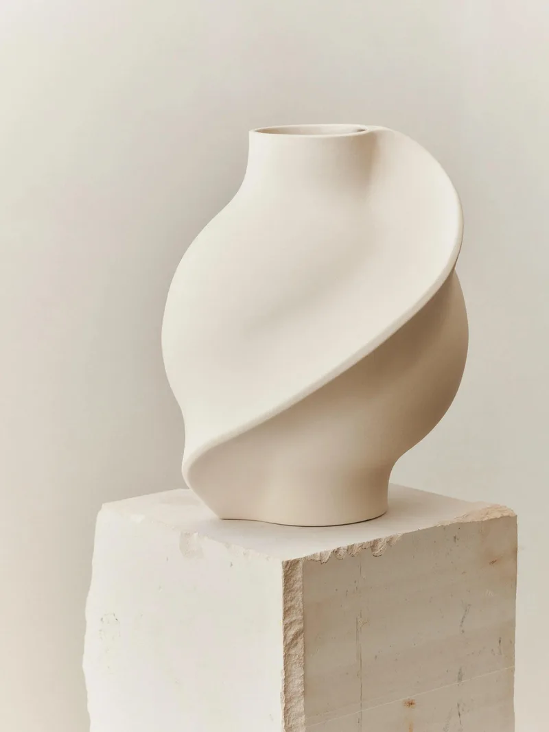 PIROUT VASE 02 by LOUISE ROE in Raw White – product photo