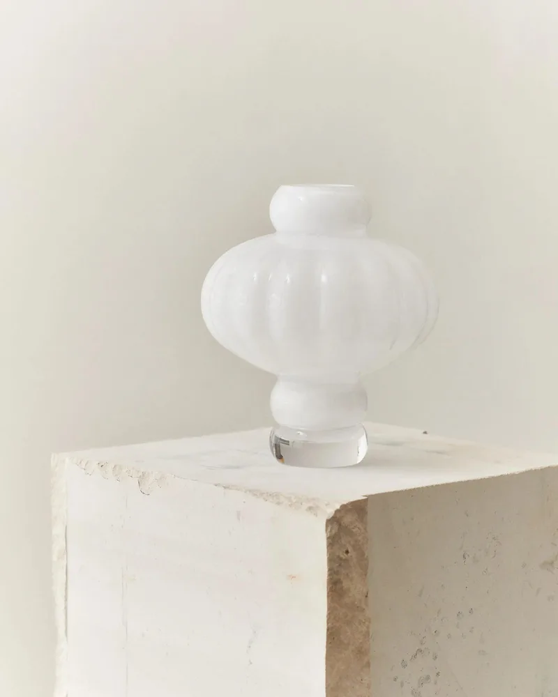 BALLOON VASE 02 GLASS van LOUISE ROE in Opal White – sfeerfoto