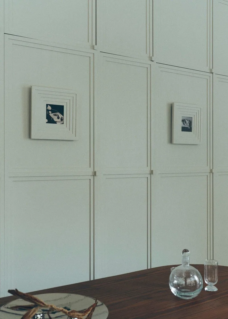 FRANKIE FRAME 02 ZOOM IN van LOUISE ROE in Pure White – sfeerfoto