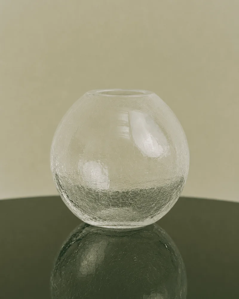 S.R. VINTAGE PETIT VASE GLASS de LOUISE ROE en Cracked Glass – photo d’ambiance