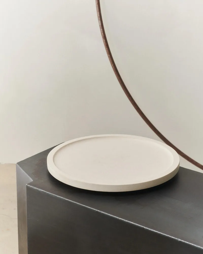 GALLERY OBJECT TRAY 10 de LOUISE ROE en Limestone – photo d’ambiance