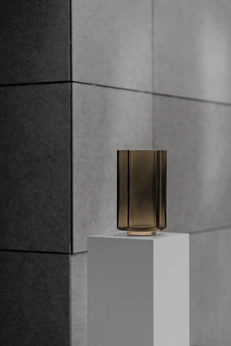 FUNKI VASE ASYMMETRIC GLASS van LOUISE ROE in Smoke – sfeerfoto