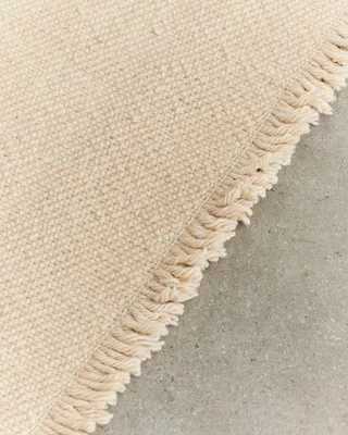 FOUND RUG 03 van LOUISE ROE in Moss Green – sfeerfoto 2 van 3