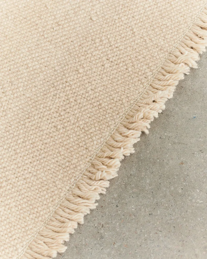 FOUND RUG 03 van LOUISE ROE in Moss Green – sfeerfoto 2 van 3