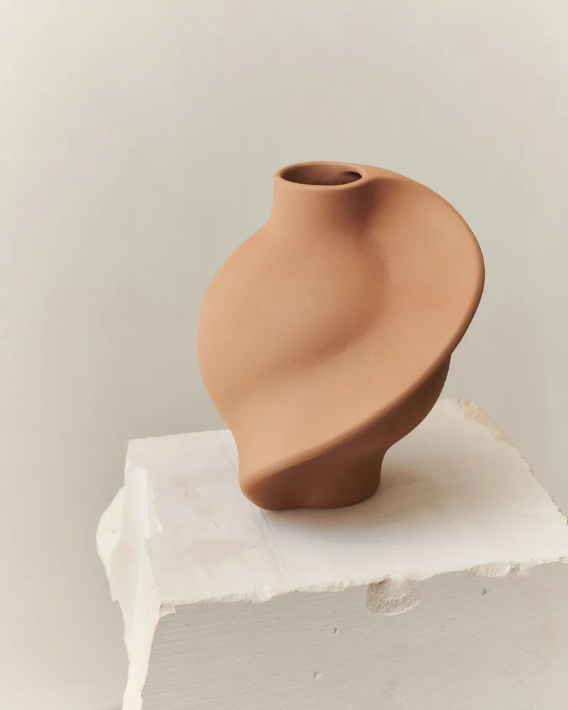 PIROUT VASE 01 SANDED OCKER von LOUISE ROE – Produktfoto