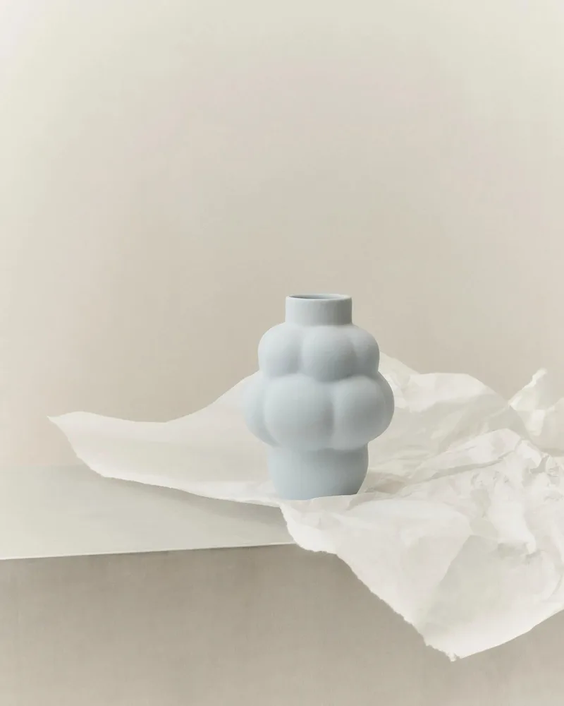 BALLOON VASE 04 PETIT CERAMIC SKY BLUE de LOUISE ROE en Sky Blue – photo d’ambiance