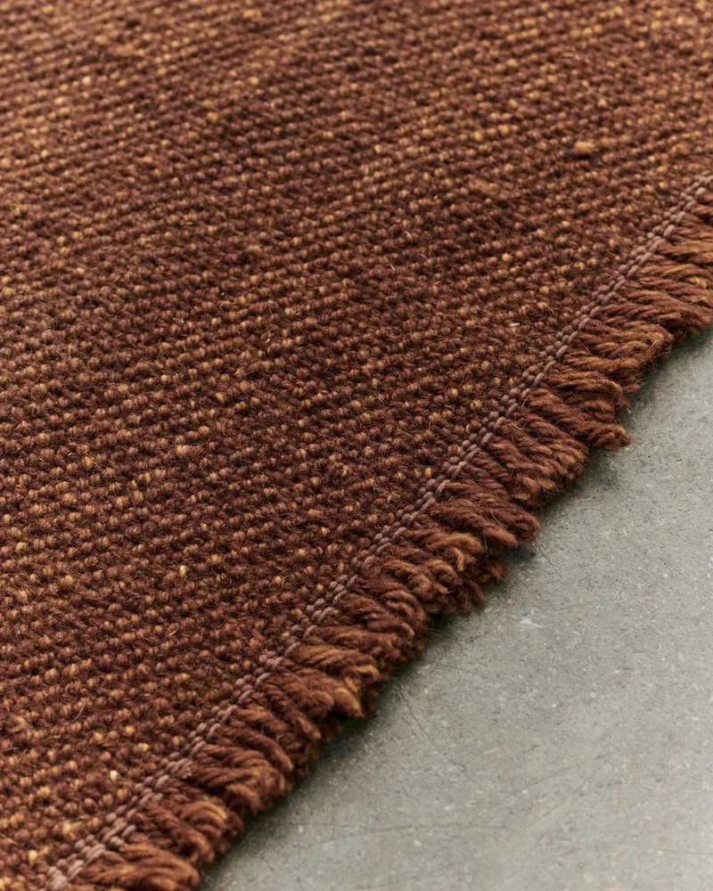 FOUND RUG 03 van LOUISE ROE in Moss Green – sfeerfoto 1 van 3