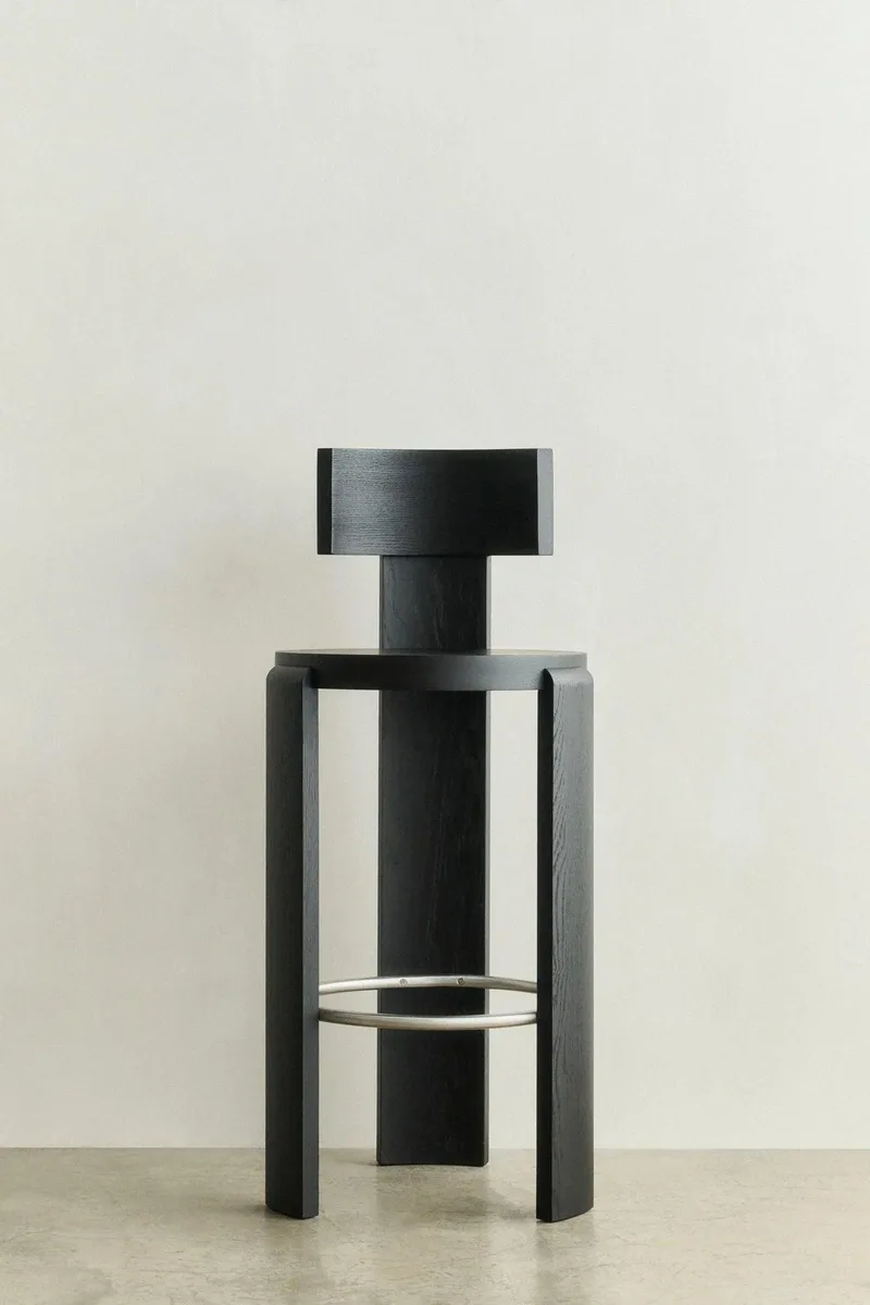 SPINA BAR CHAIR van LOUISE ROE in Black Oak – sfeerfoto