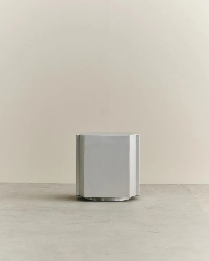 FUNKI STOOL 01 de LOUISE ROE en Brushed Alu – photo d’ambiance