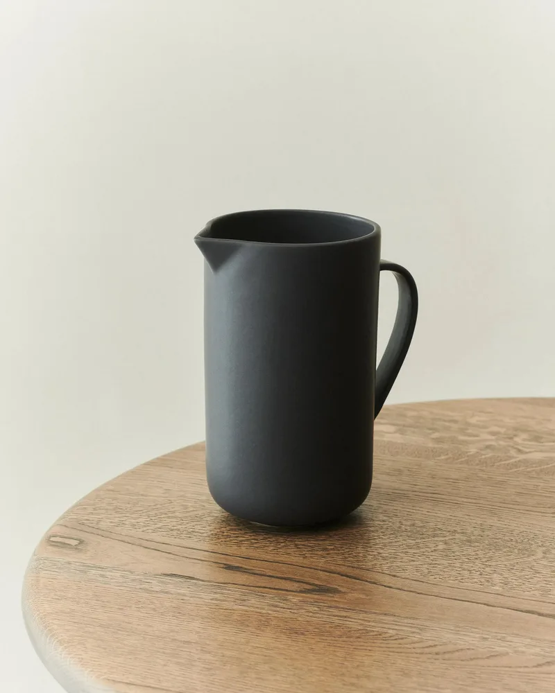PISU 15 PITCHER van LOUISE ROE in Ink Black – sfeerfoto