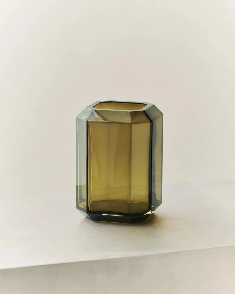 JEWEL VASE MEDIUM von LOUISE ROE in Olive – Ambientefoto