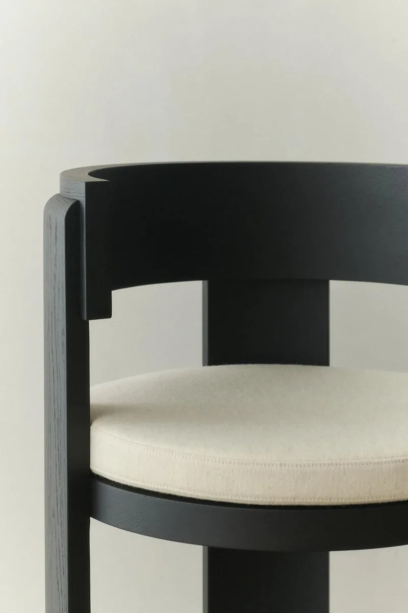 SPINA ARMCHAIR CUSHION van LOUISE ROE – sfeerfoto