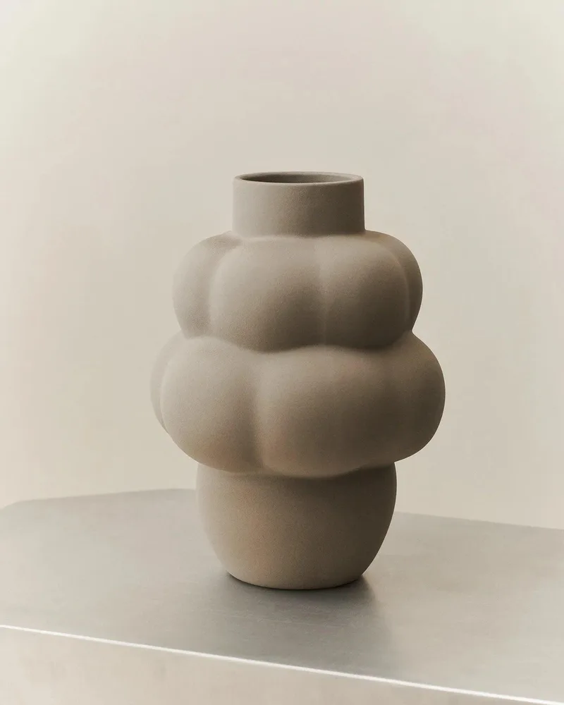 BALLOON VASE 04 GRANDE CERAMIC SANDED GREY by LOUISE ROE – interior photo